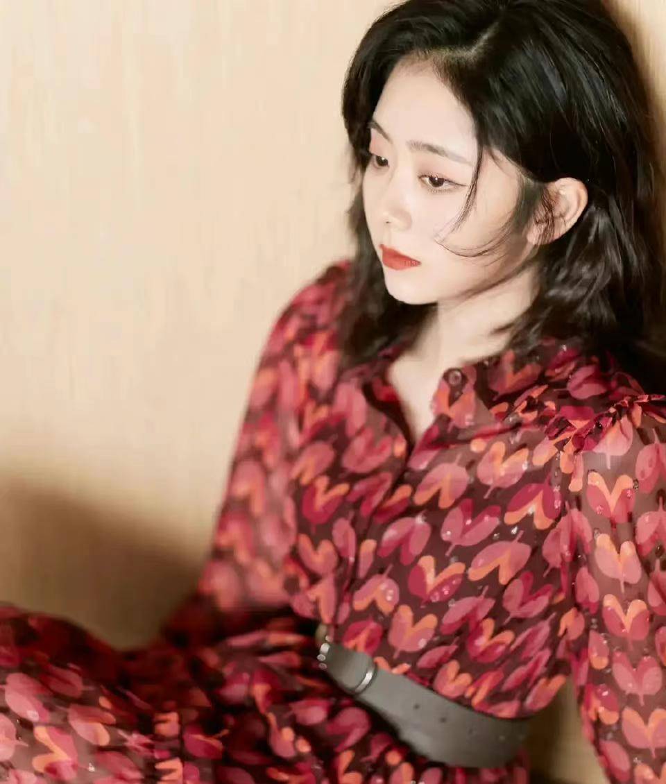 黑色 娱乐圈最新爆料，众多顶流在内，最新美照曝光，机场造型大瓜小瓜