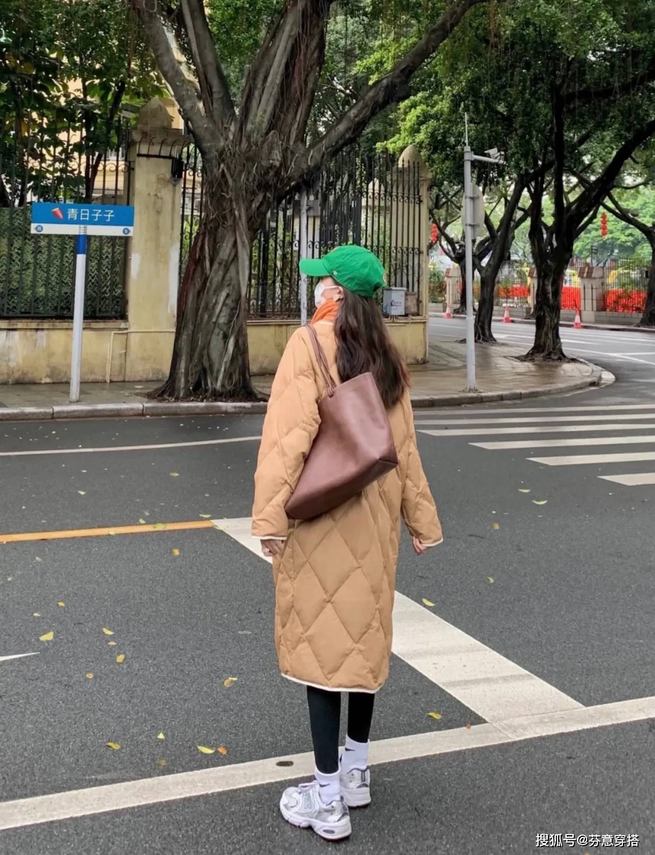 英伦 这次来分享两身,一件是大衣,一件是羽绒服但超级显瘦,直筒版型显高又显瘦