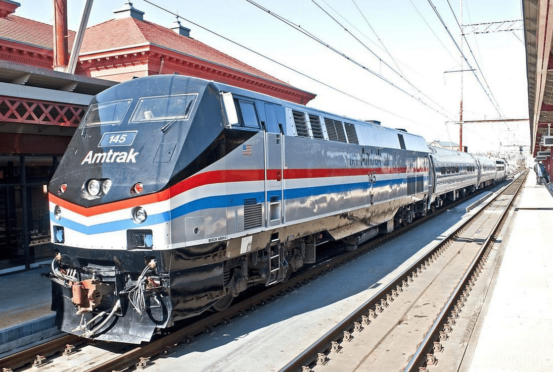 原创美国列车当众性侵案过程公开嫌犯背景遭曝光舆论一片哗然