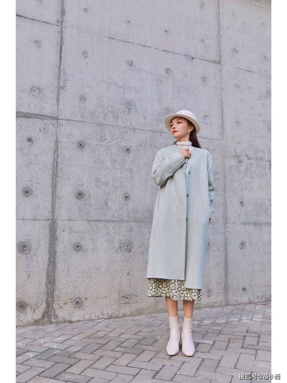 塑造出 秋冬大衣建议少穿黑白灰，试试这2种“高级色”，时髦又显气质