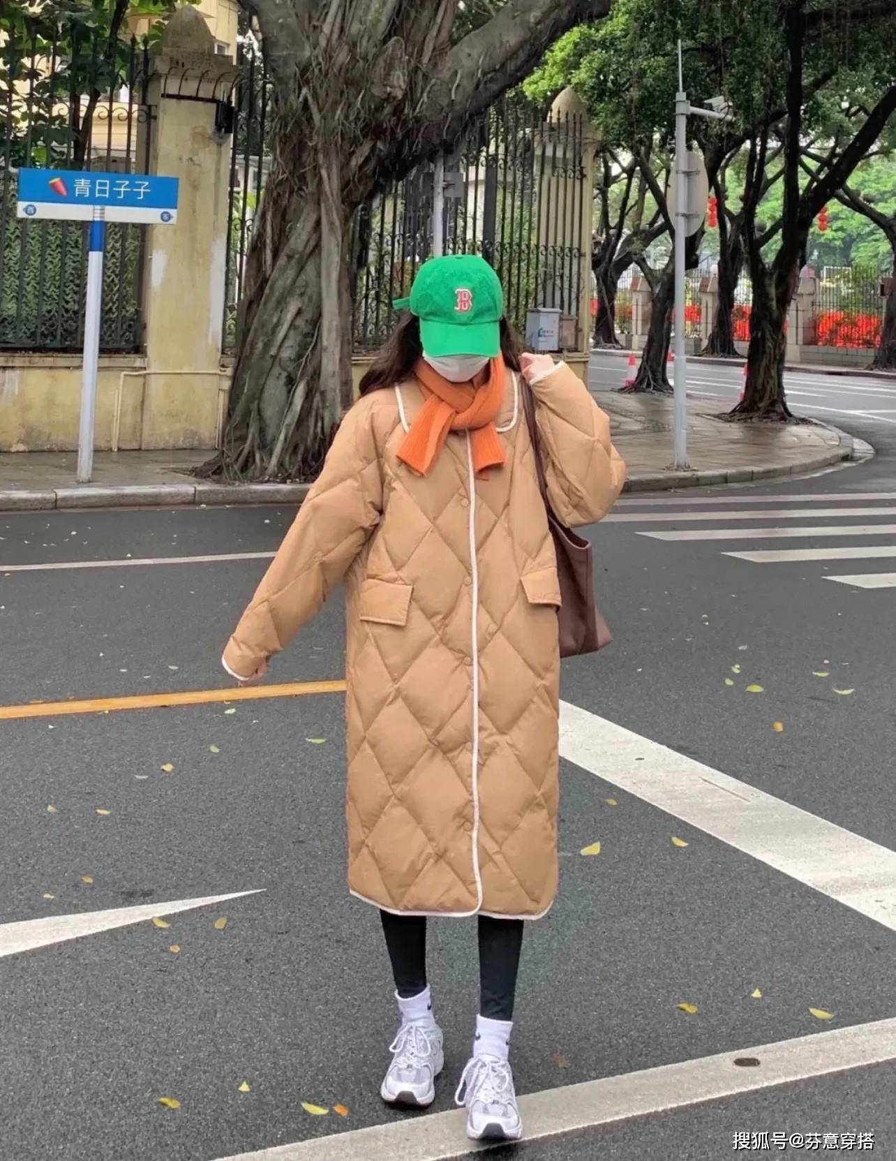 英伦 这次来分享两身,一件是大衣,一件是羽绒服但超级显瘦,直筒版型显高又显瘦