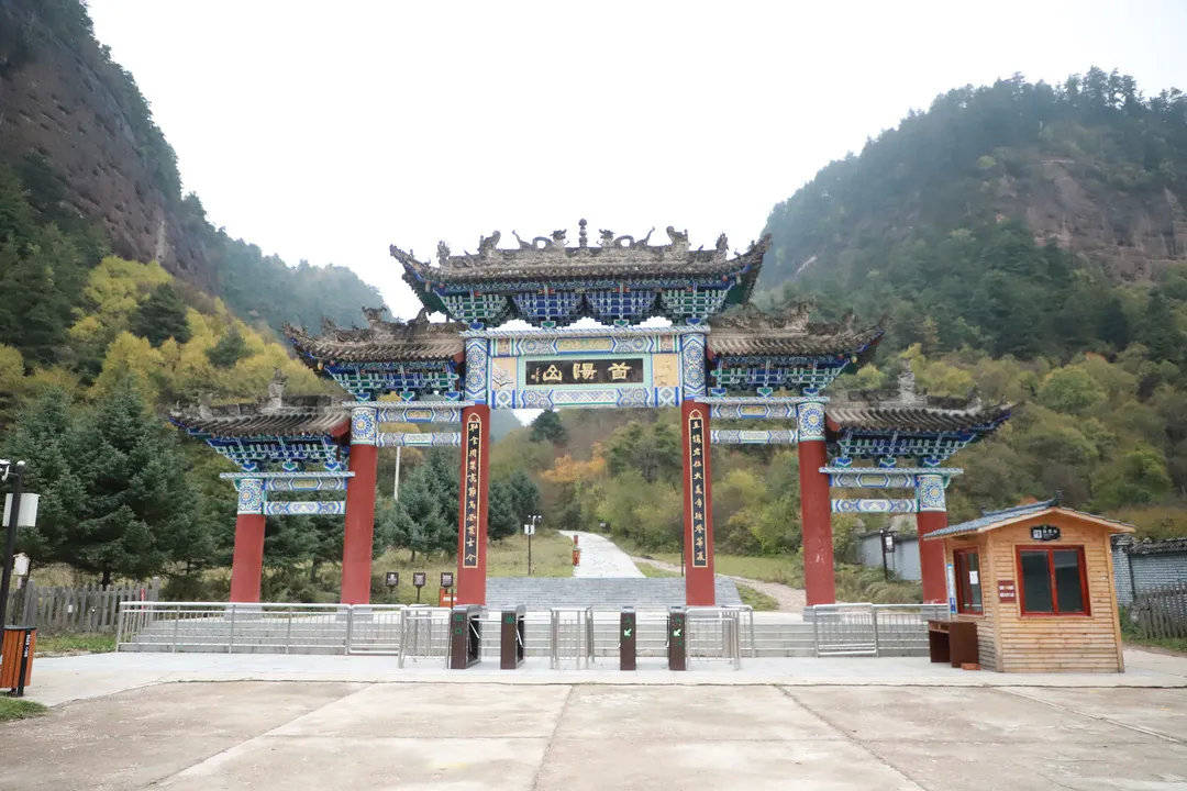 在渭源县,最著名的旅游景区除了举世闻名的"渭河源"之外,还有"首阳山"