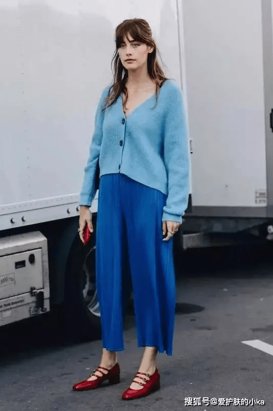 治愈 奶奶衫+碎花裙,奶奶衫+百褶裤=今秋时髦搭配,可气质可温柔