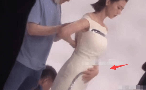 小腹|42岁高圆圆小腹突出疑似二胎，赵又廷：是的，谢谢大家的祝福