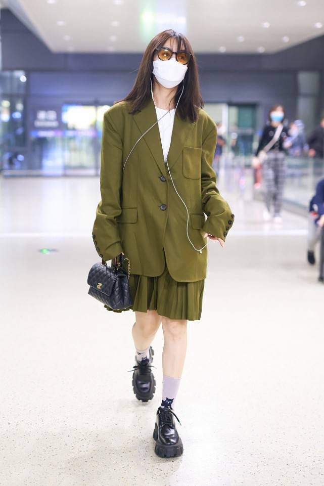 颜色 李菲儿真洋气，牛仔套装+露脐秀身材，这魅力不愧是黄晓明前女友