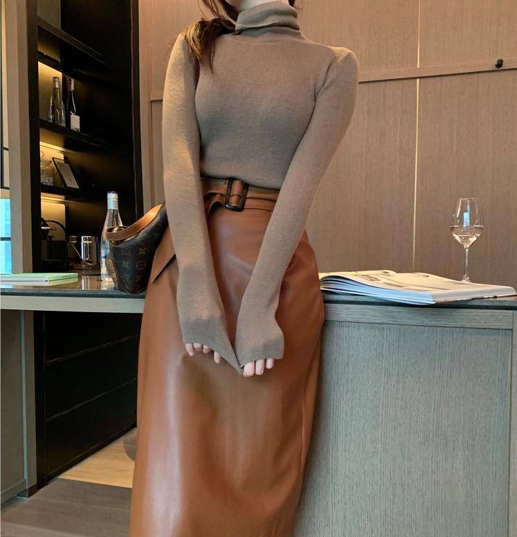 面料 针织打底衫与同色系半身皮裙搭配，可谓相得益彰