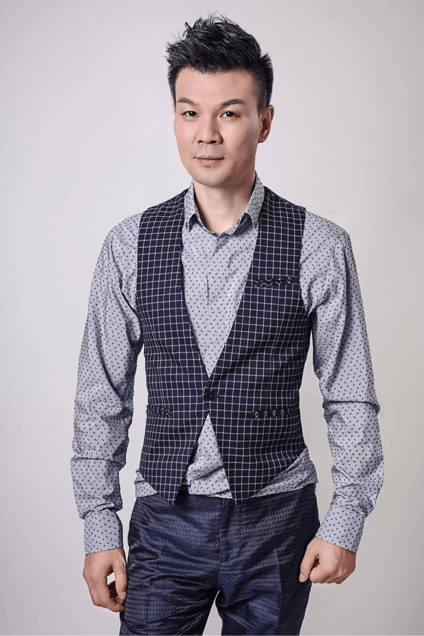 主持人李彬病后恢复好,田园度假脸日渐圆润,身后二层小洋楼抢眼_身体