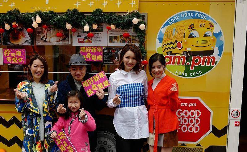 服装 王祖蓝的老婆太懂搭配了,穿白色的服装,清纯得不像生过孩子