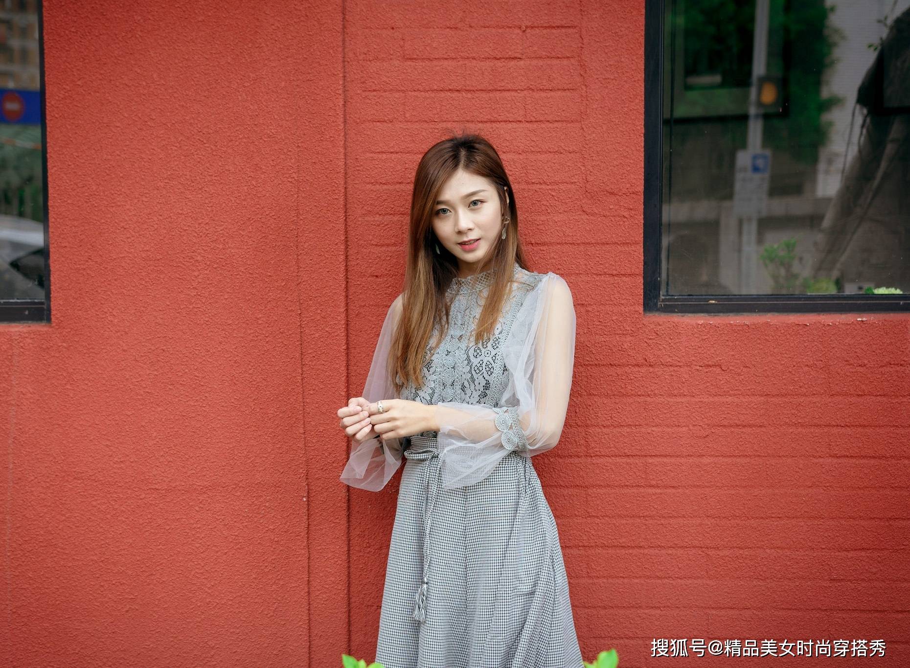 帆布鞋 灰色的蕾丝上衣尽显甜美韩范，网纱拼接灯笼袖时尚减龄有气质