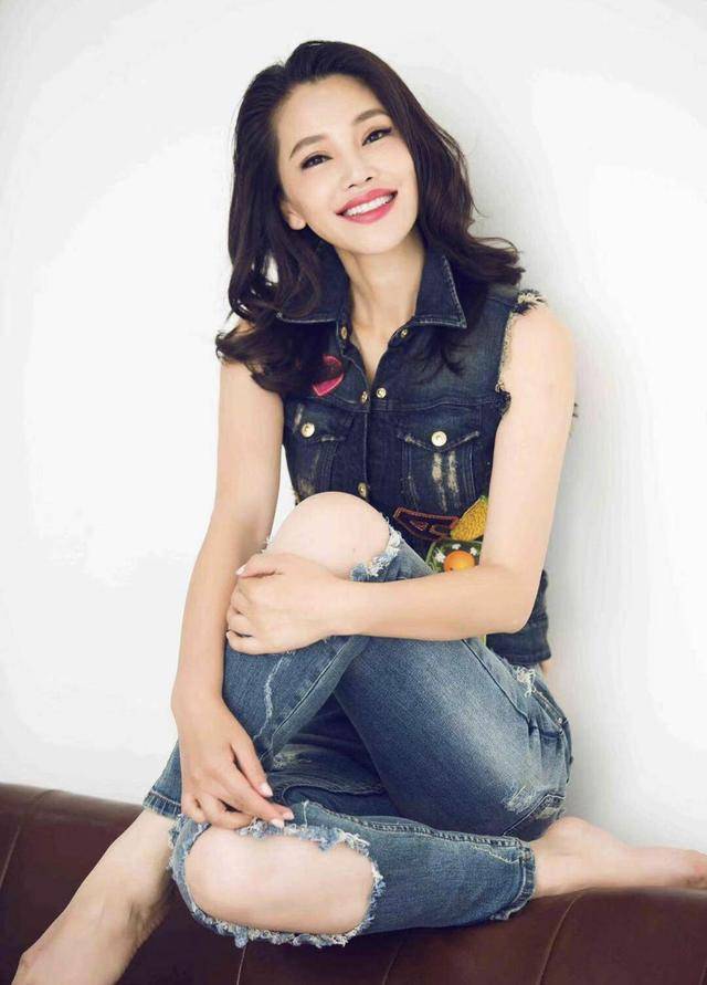 设计 孔维当年有多惊艳？身穿红色连衣裙张扬自信，卷发红唇太有魅力