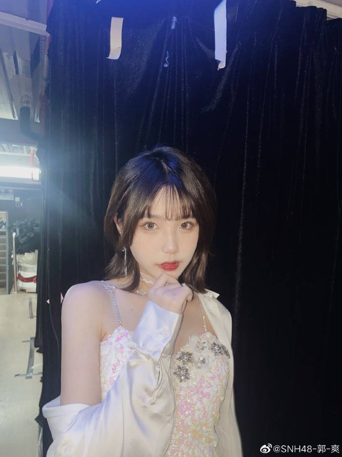 郭爽恋爱成本太高:被罚黄牌降为预科生 所有演出暂停扣津贴