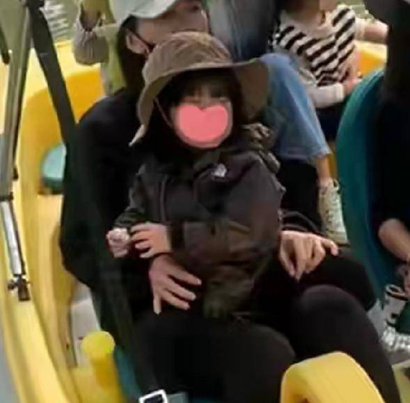 服装 高圆圆带女儿参加闺蜜聚会！孩子梳刘海像赵又廷，超可爱