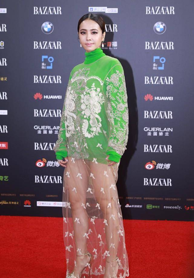 亮点 蔡依林的造型比走秀款有亮点，穿只有“一条腿”的牛仔裤，太个性