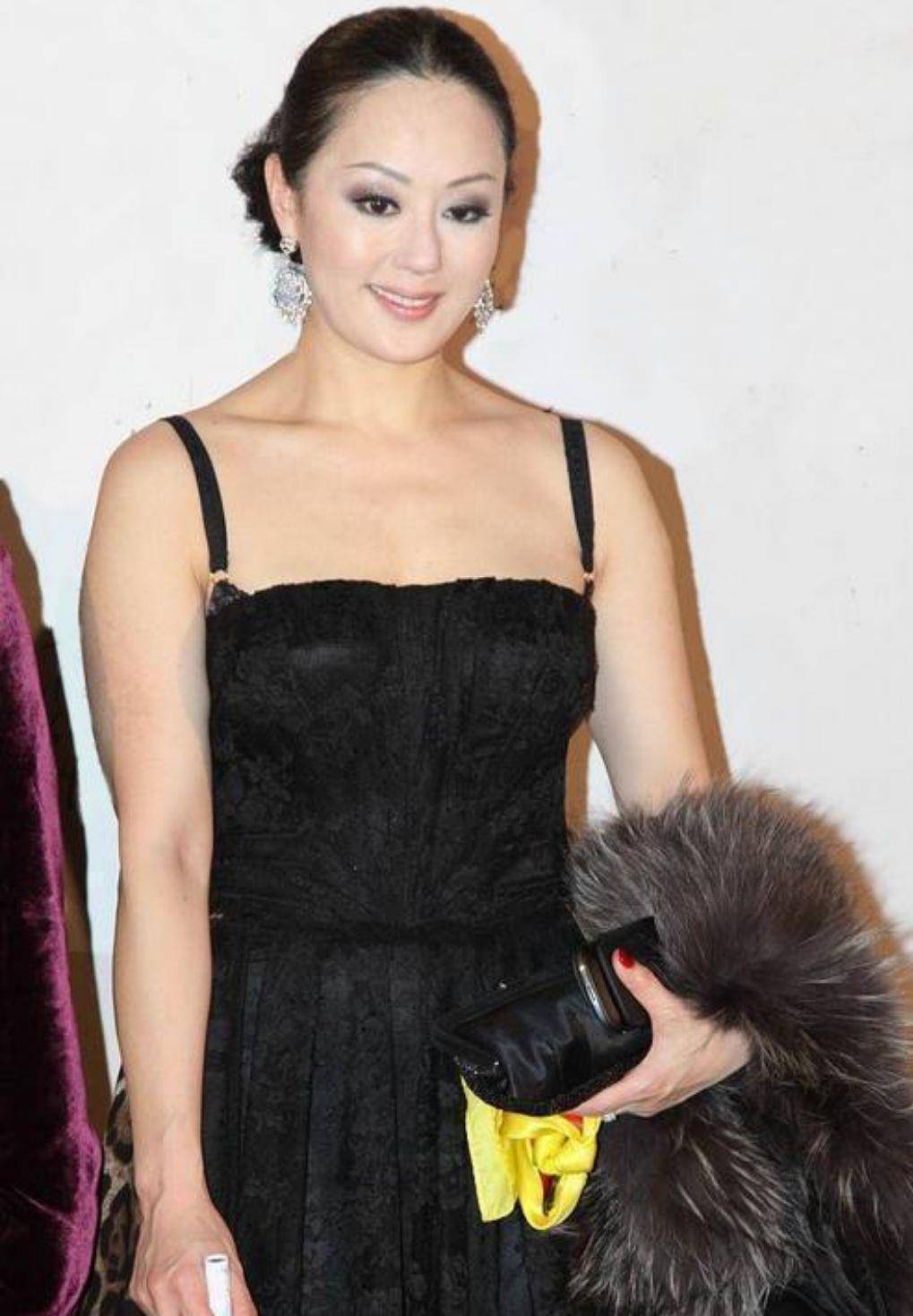 傲人 章小蕙简直就是人间尤物,穿黑色吊带裙亮相,尽显傲人身材