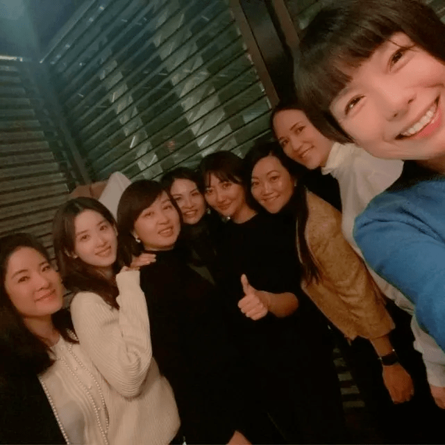 章泽天 章泽天近照曝光!穿紧身裤参加朋友生日会,合影秀翘臀抢主角风头