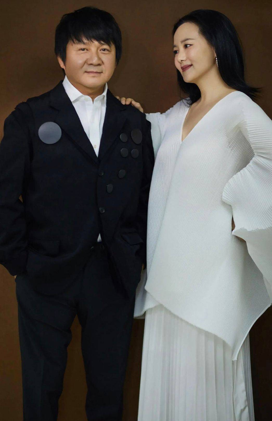 咏梅与老公罕见同台,穿"风琴衣"真有气质,才子佳人看着好登对