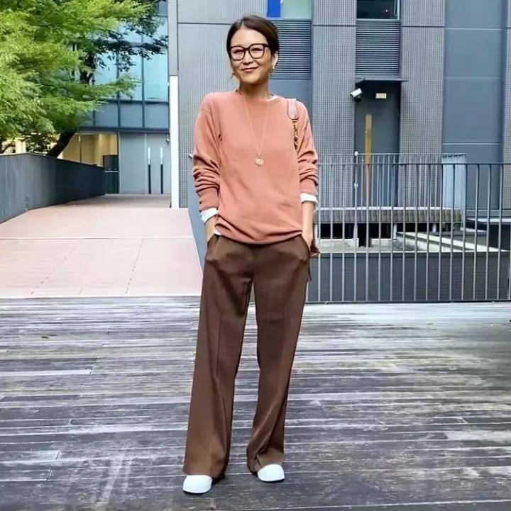 黑色 冬季针织衫怎么穿好看 这个博主的简约搭配法给你灵感