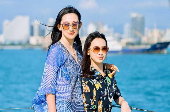 垫肩 赵文卓夫妇罕同框耍花枪!娇妻穿西装拎名包,阔太打扮一看就强势