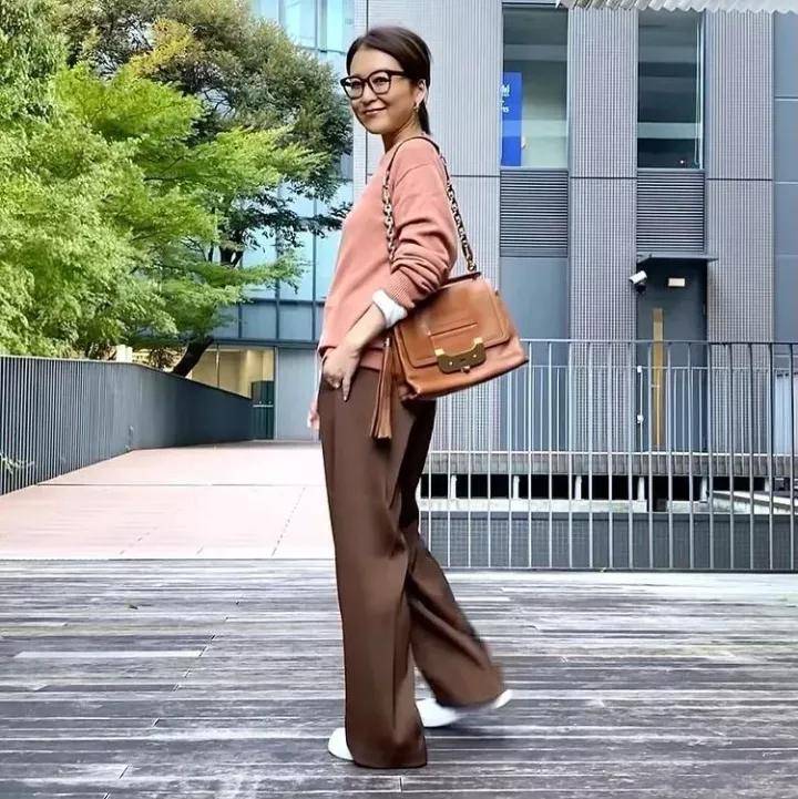 黑色 冬季针织衫怎么穿好看 这个博主的简约搭配法给你灵感