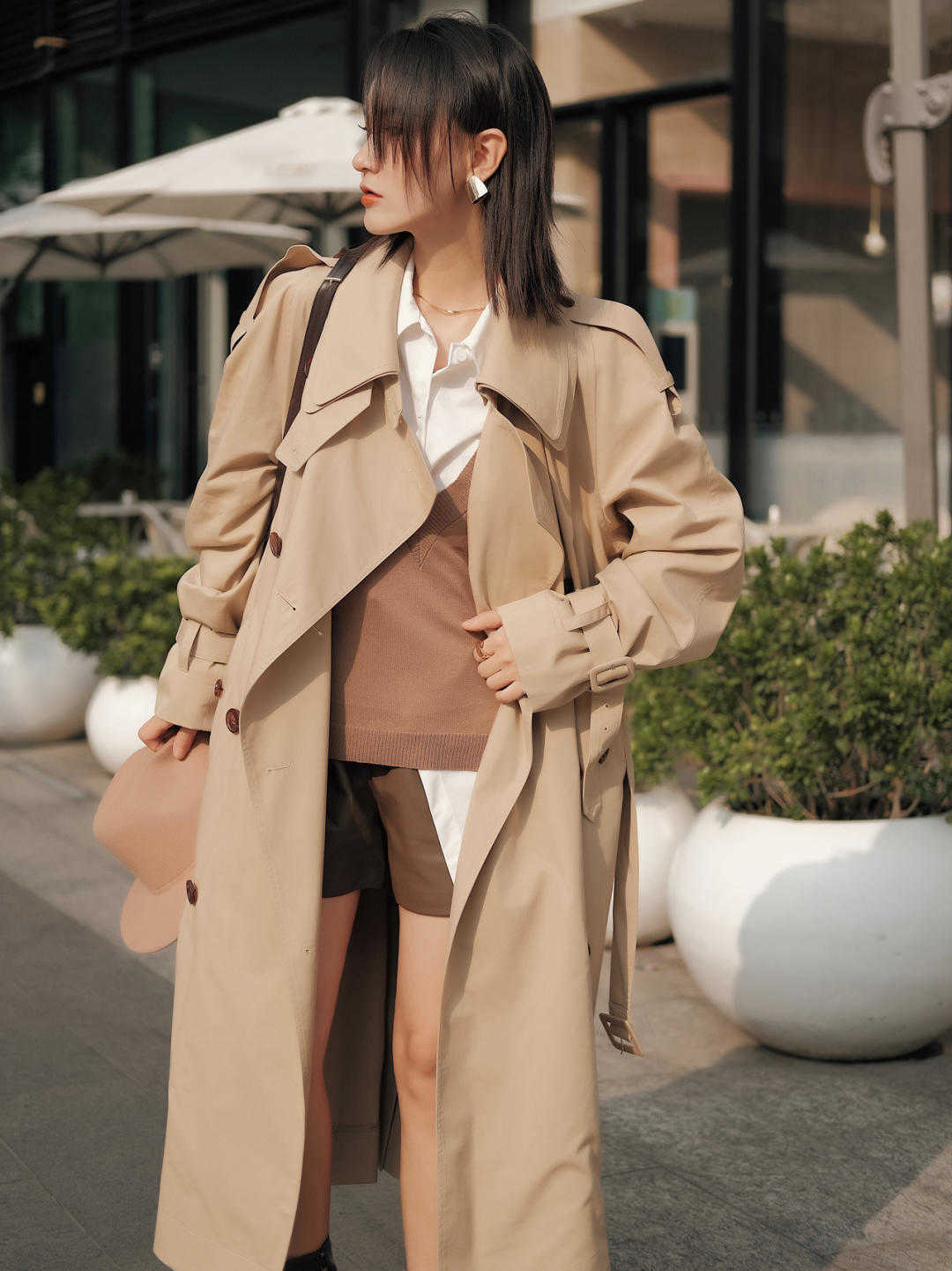 是属于 秋冬季节，“风衣”怎么穿才高级？搭配针织衫保暖舒适又有气场