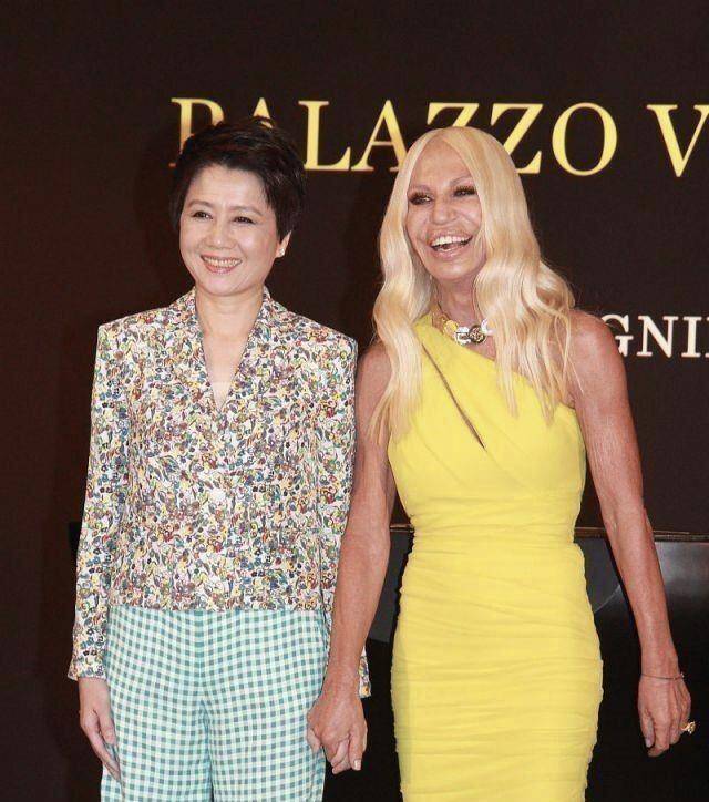 黑色 赌王四太梁安琪终于不扮嫩，认真穿小香风连衣裙，气场很难被超越