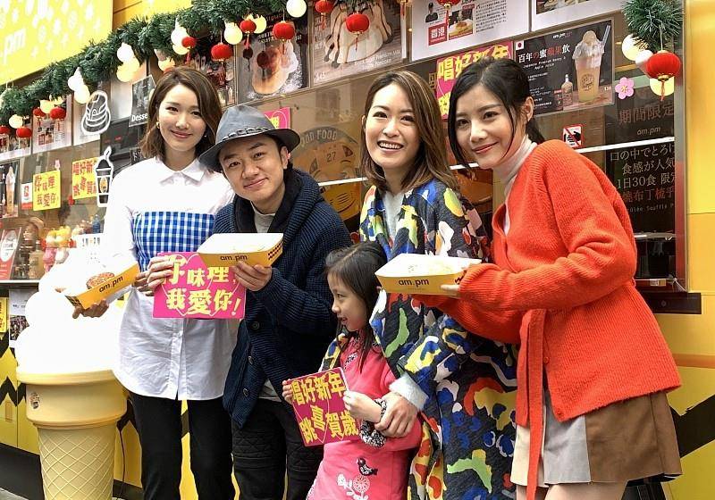 服装 王祖蓝的老婆太懂搭配了,穿白色的服装,清纯得不像生过孩子