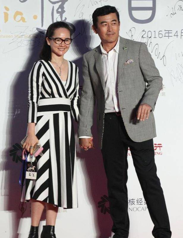 方面 王志飞老婆身材高挑挺有气质，穿黑裙配珍珠链，阔太气息扑面而来