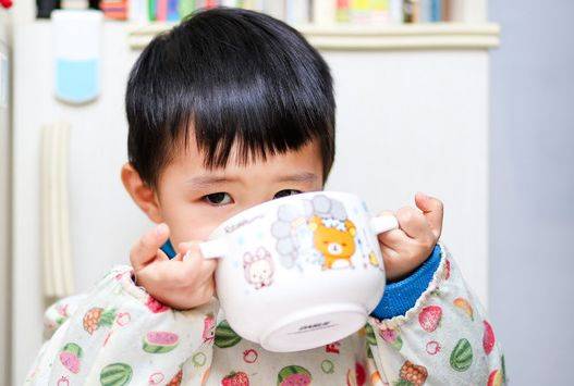 家长|医生:入秋后,4种零食让娃积食还不长个,家长要死死管住娃的嘴