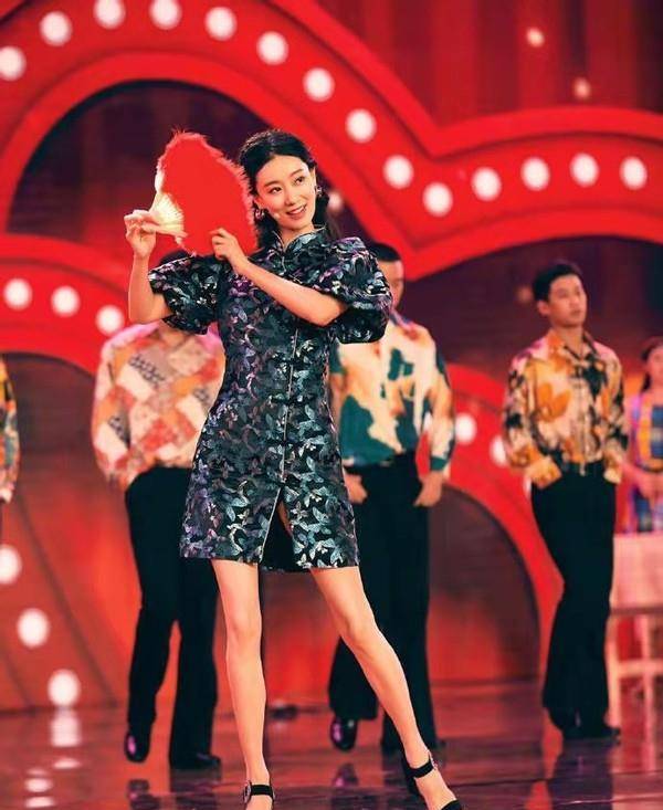 张小斐|张小斐原来是个“时髦精”，穿3000块旗袍上春晚，这腿太长了吧