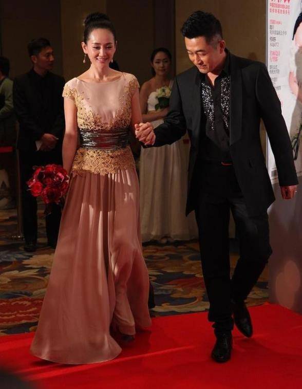 方面 王志飞老婆身材高挑挺有气质，穿黑裙配珍珠链，阔太气息扑面而来