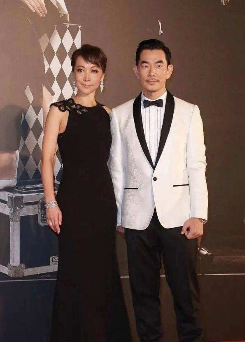 身材 任贤齐妻子穿小黑裙，大秀性感玲珑身材，两人同框太有夫妻相了