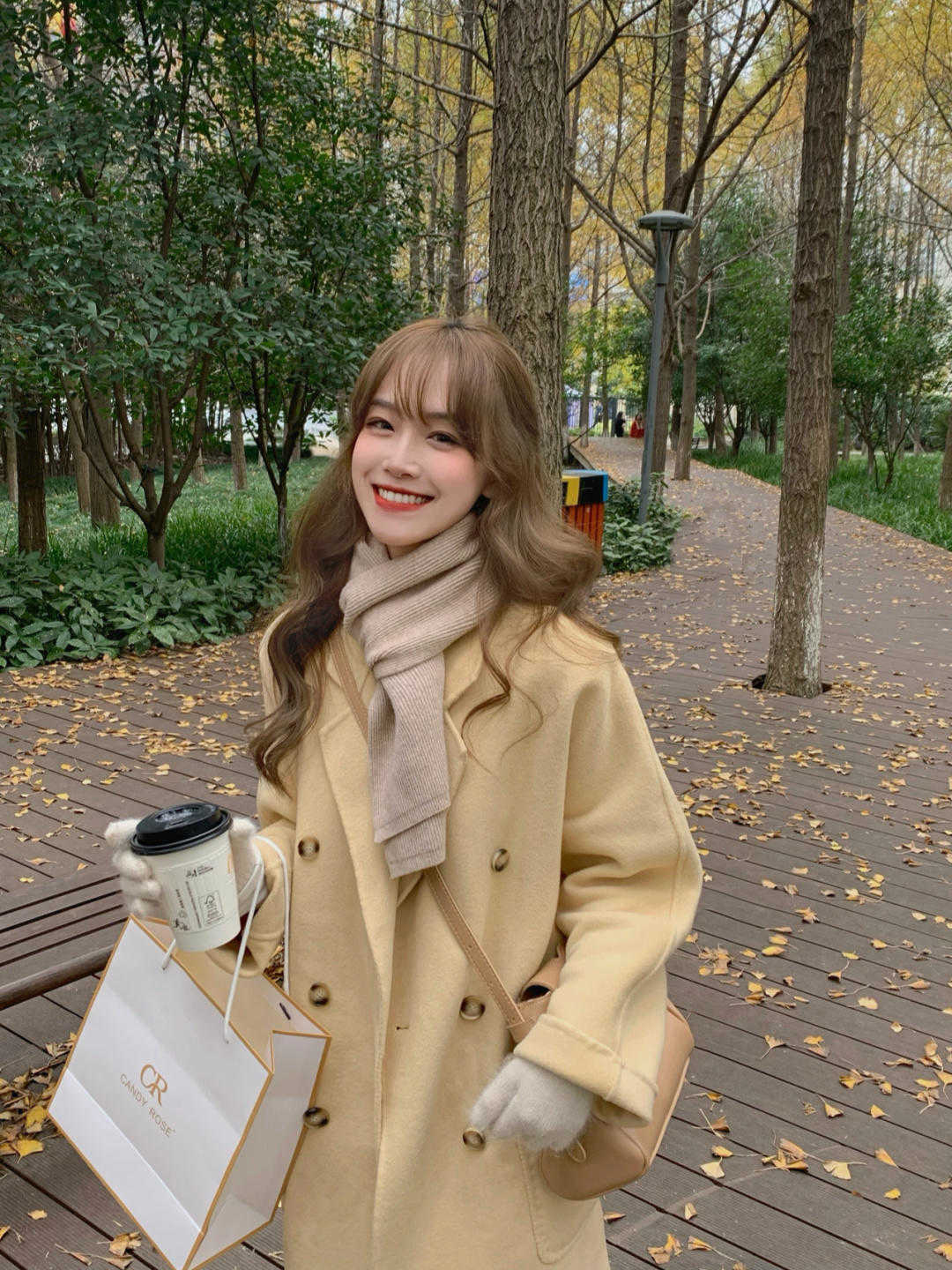 颜色 不露腿的秋冬穿搭来喽，大衣搭配牛仔裤保暖舒适，时髦又显气质