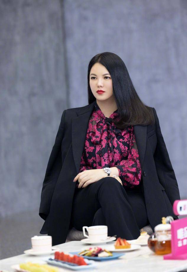 老公 李湘彻底胖成了一米五，穿阔腿裤都能撑满，大腿比老公还壮实