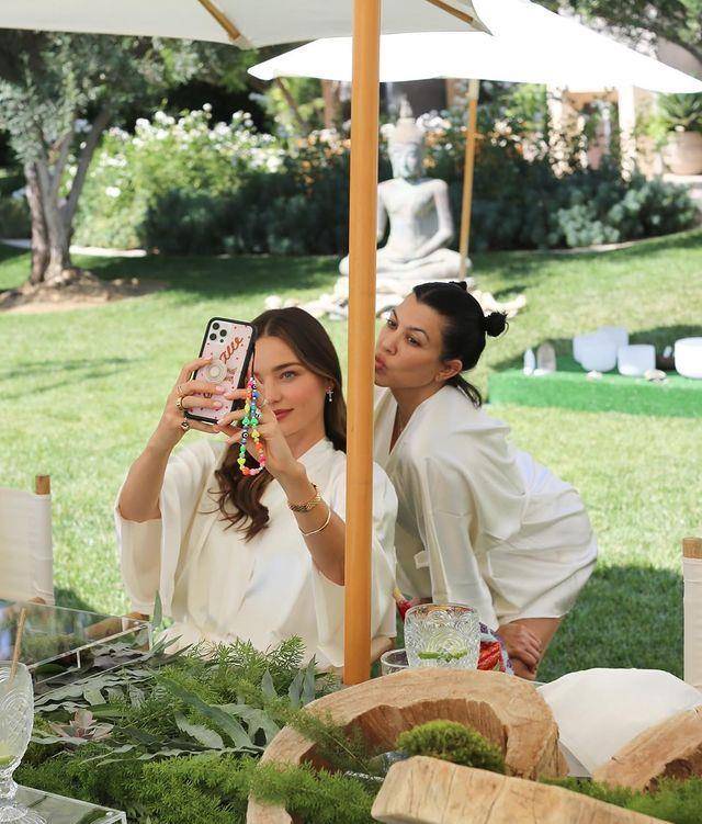 曲线 维密天使米兰达·可儿,穿黄裙子娇俏可爱,看不出38岁了