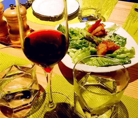 因为|红酒又涩又苦，为什么都还抢着喝？