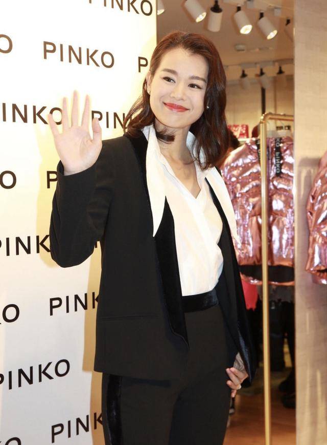 设计 胡杏儿真是厉害了!白衬衫配黑色西装知性干练,越看越有范儿