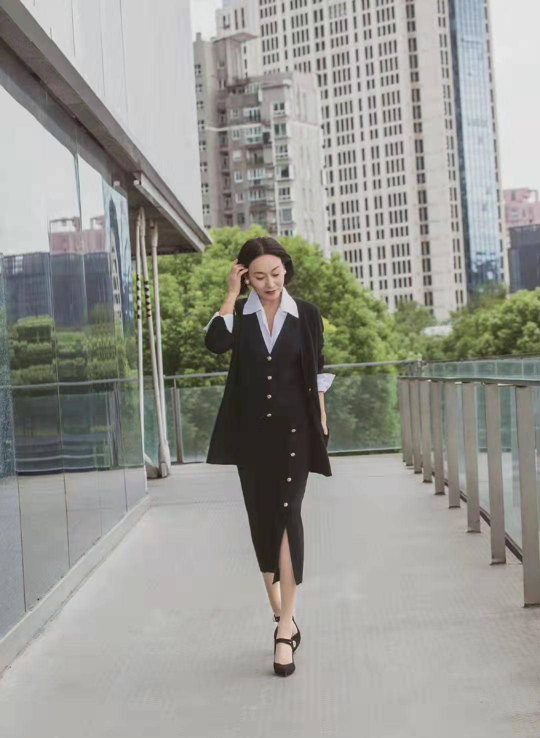 身材 被惠英红减龄穿搭惊艳到了，优雅高级少女味很足，再也不怕变老了