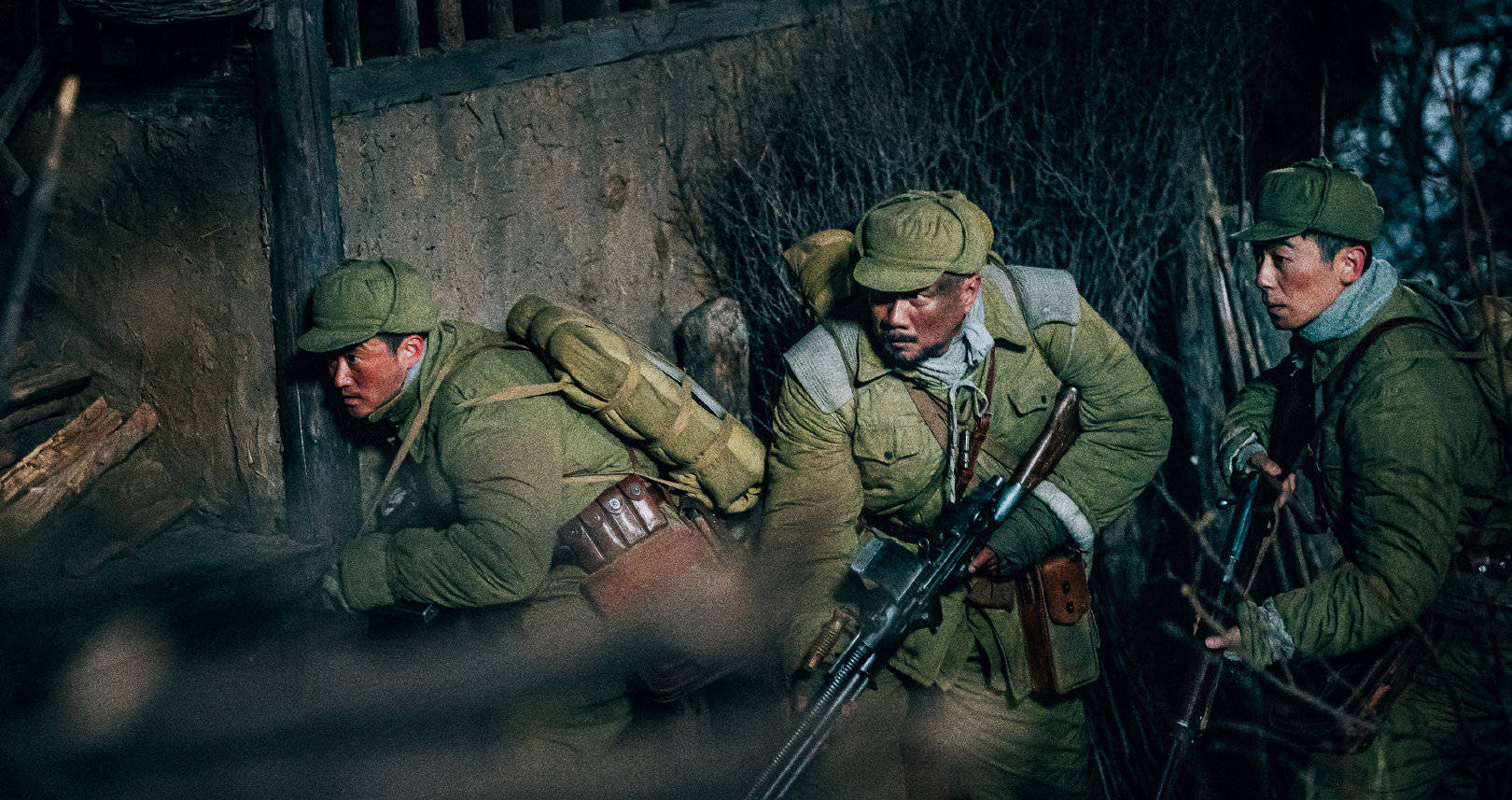 狼人|上映仅21天的《长津湖》，票房碾压《哪吒》，直逼《战狼2》票房