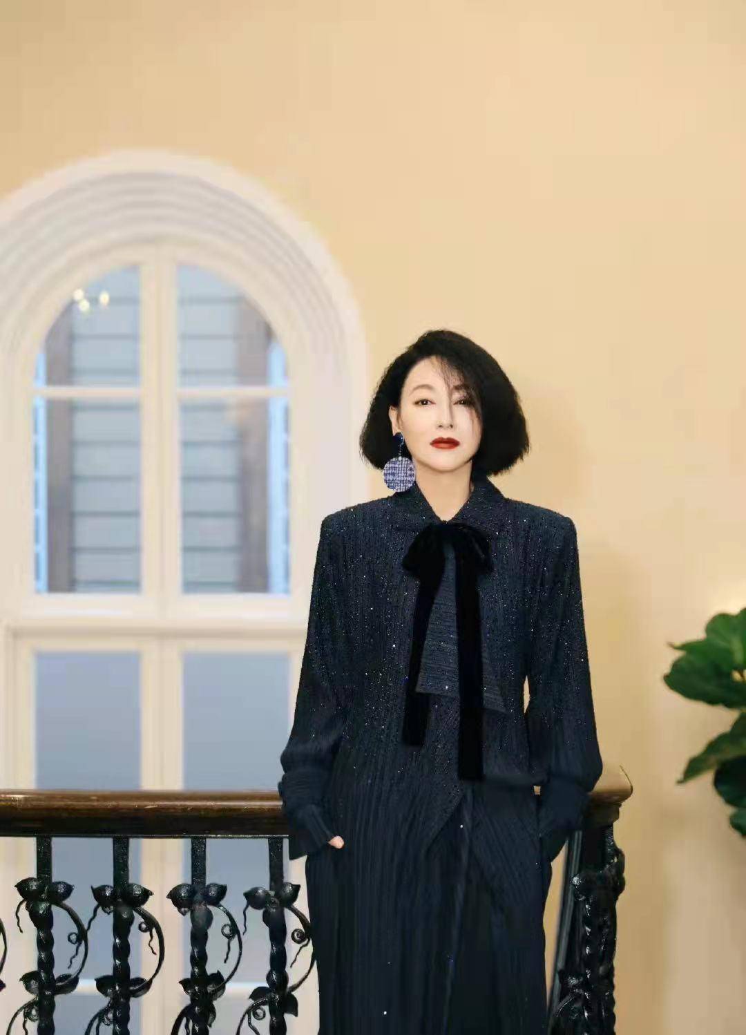 身材 被惠英红减龄穿搭惊艳到了，优雅高级少女味很足，再也不怕变老了