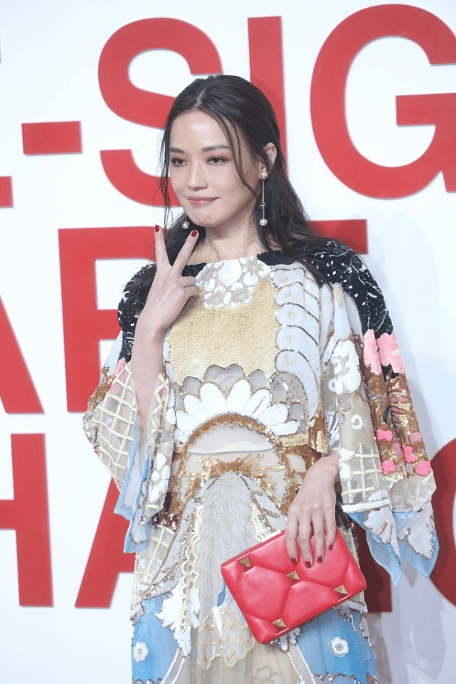 对比色 舒淇仗着自己长得好看就随便穿衣服，这桌布裙，却穿出了复古感