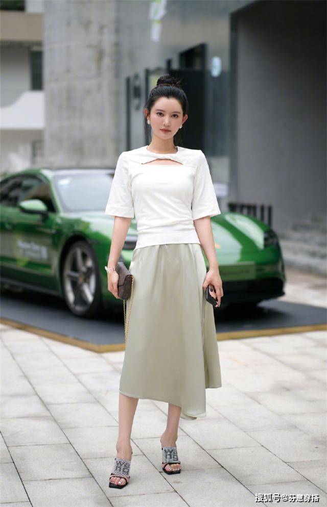 整体 离开裤子的T恤,搭“半身长裙”更洋气显瘦,看看潮人你就知道了