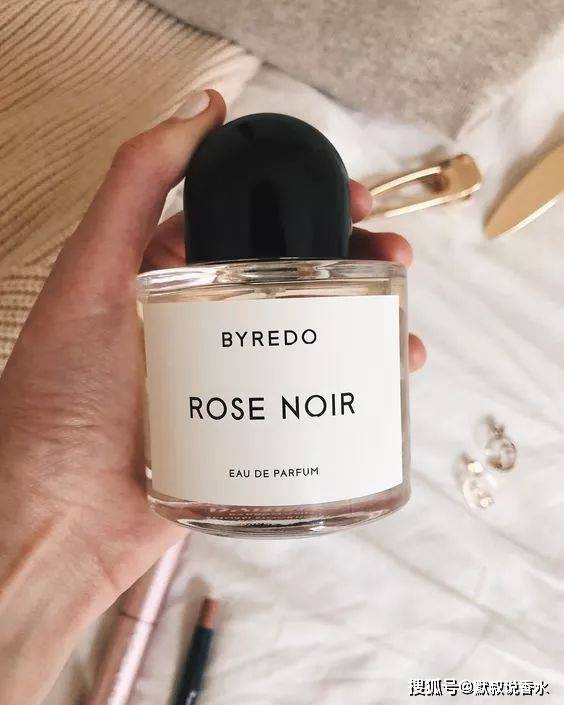 Byredo 黑玫瑰非传统木质花香调的哥特玫瑰香水_手机搜狐网