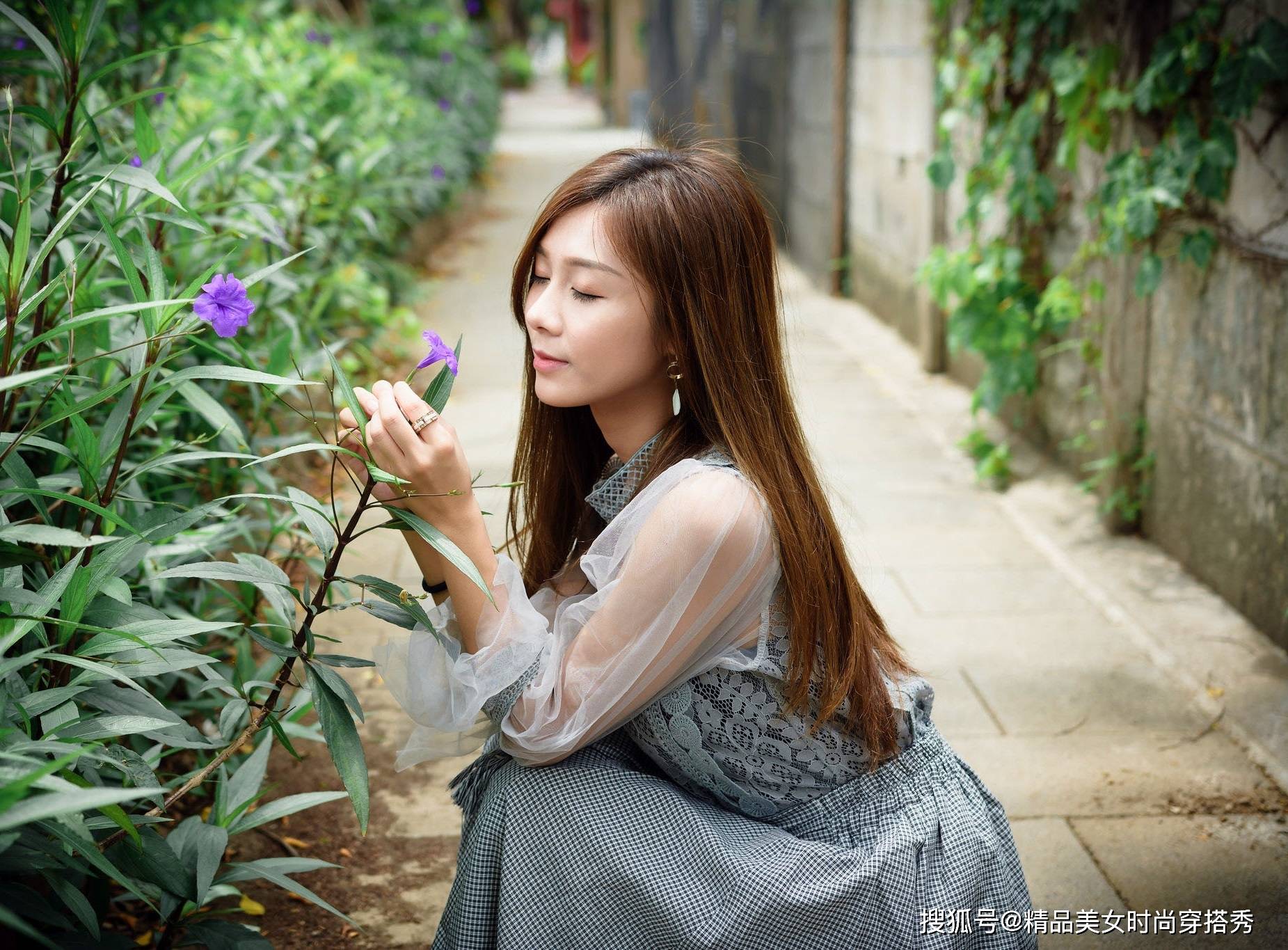 帆布鞋 灰色的蕾丝上衣尽显甜美韩范，网纱拼接灯笼袖时尚减龄有气质