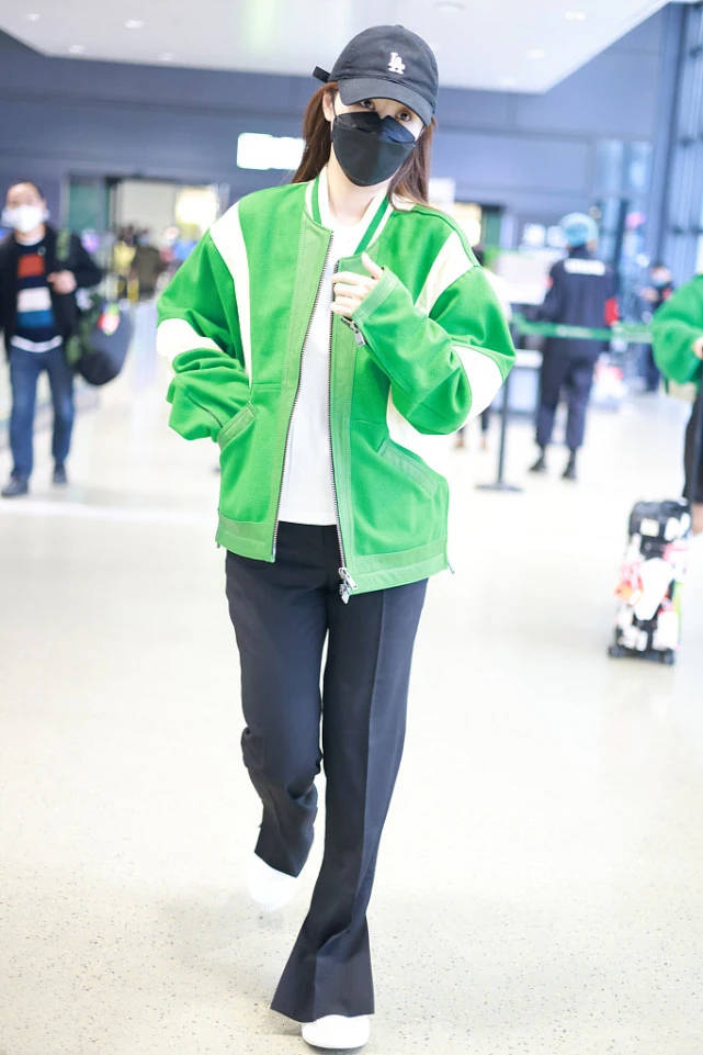 颜色 李菲儿真洋气，牛仔套装+露脐秀身材，这魅力不愧是黄晓明前女友