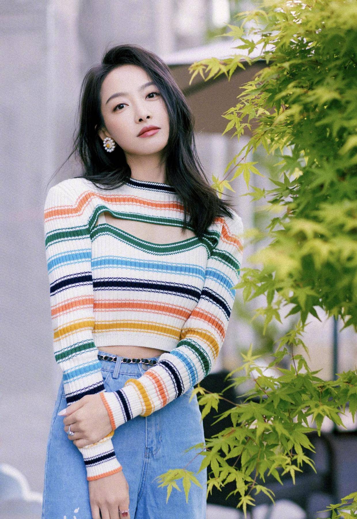 黑色 宋茜也太放得开了,穿黑色抹胸裙配网格披肩,一点不丑还挺潮