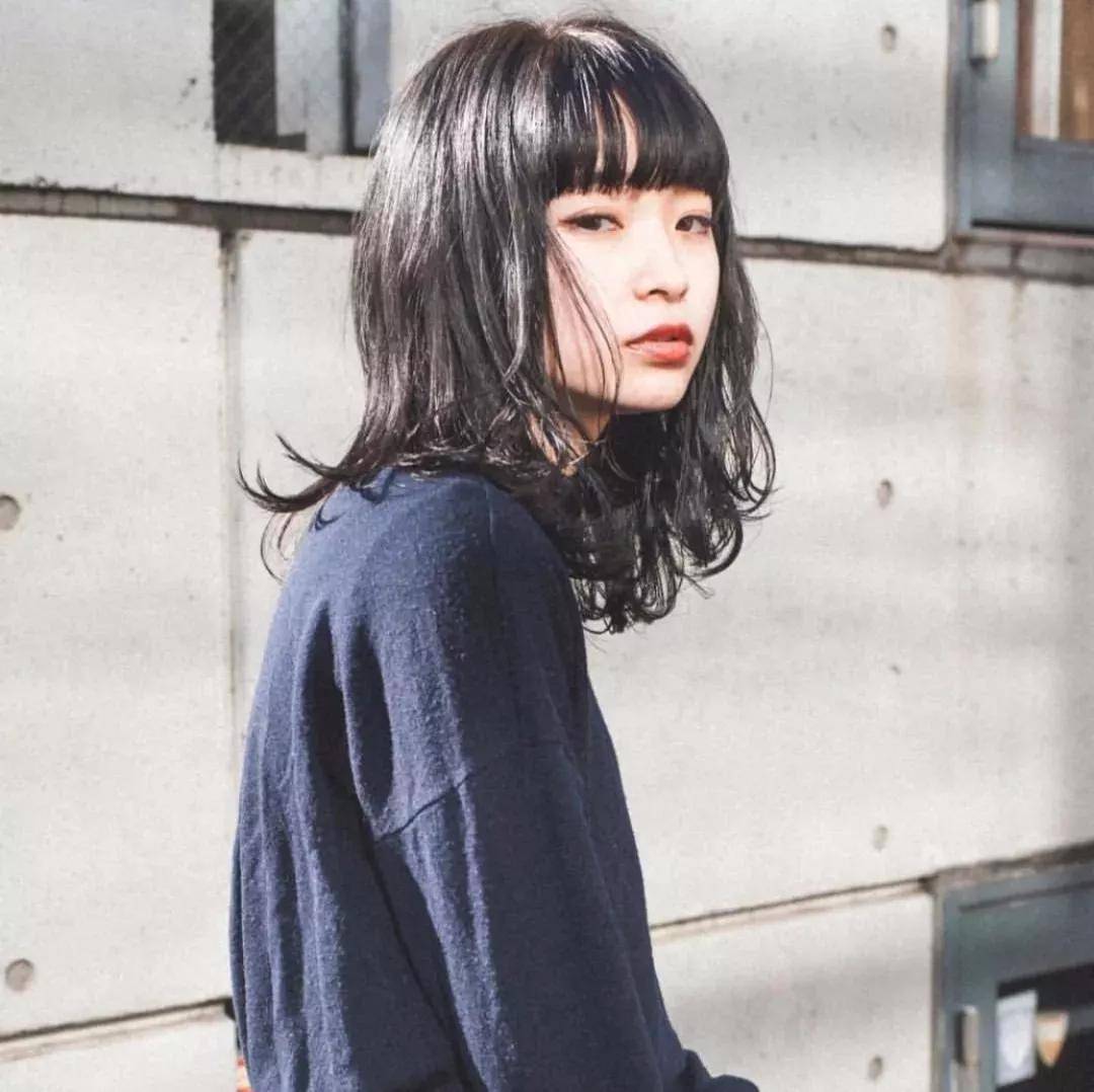 卷发爱美的女生短发该怎么剪才会更有气质、更有型?大有讲究!