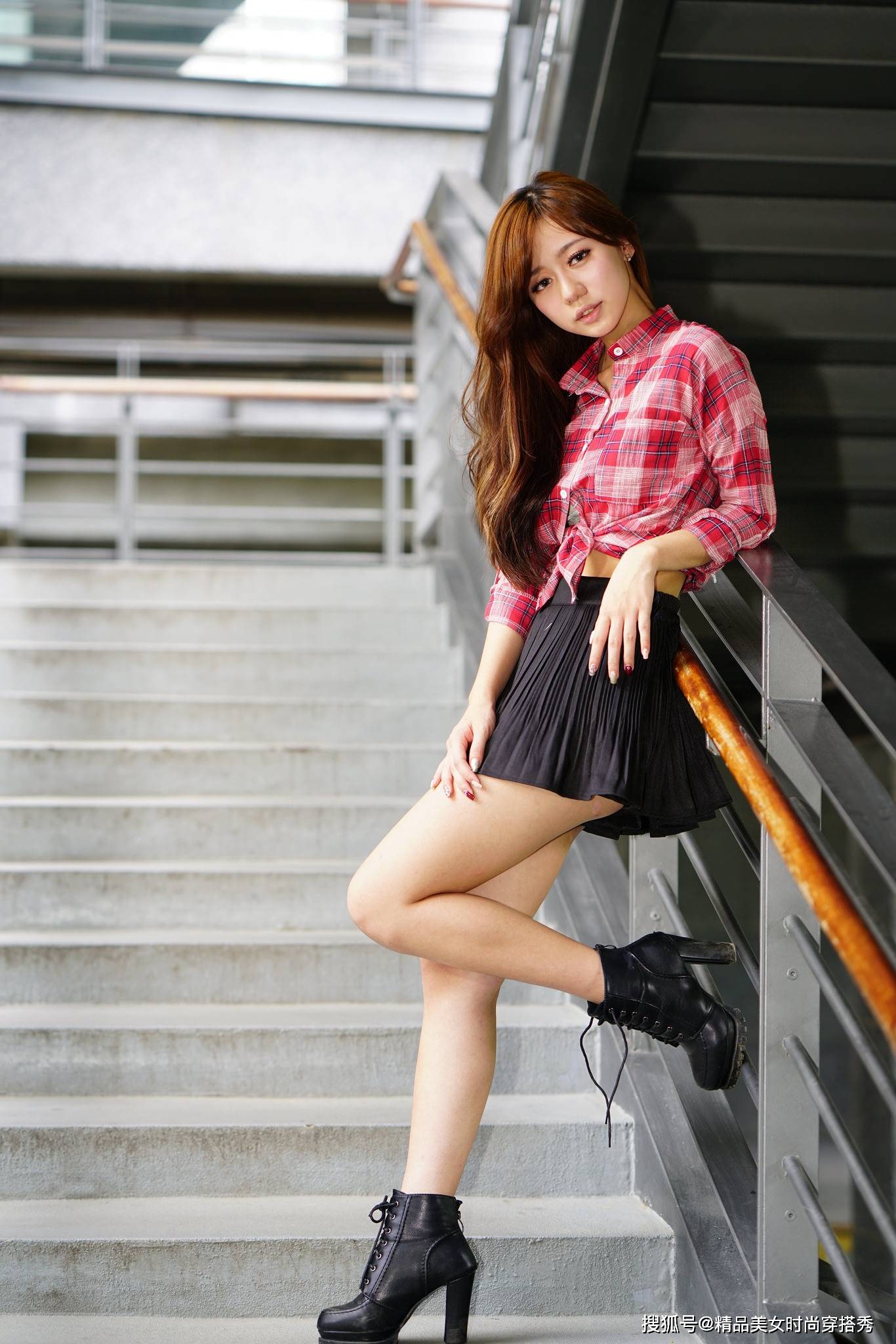女生 穿着格子波点的女生十分吸引人的眼球