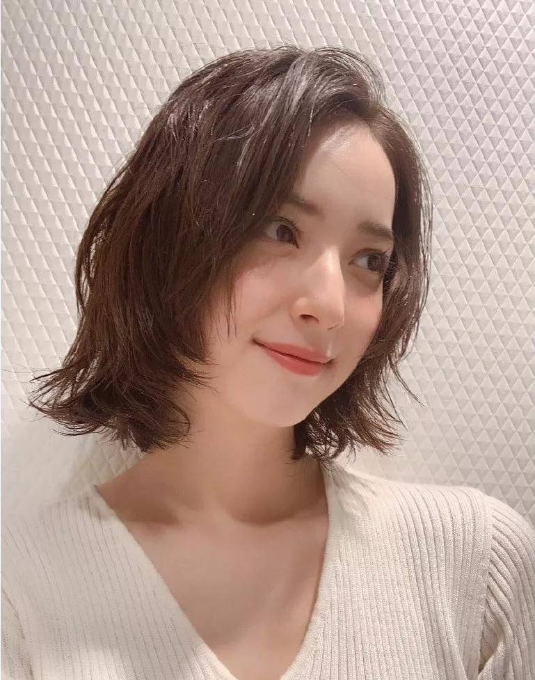 卷发爱美的女生短发该怎么剪才会更有气质、更有型?大有讲究!