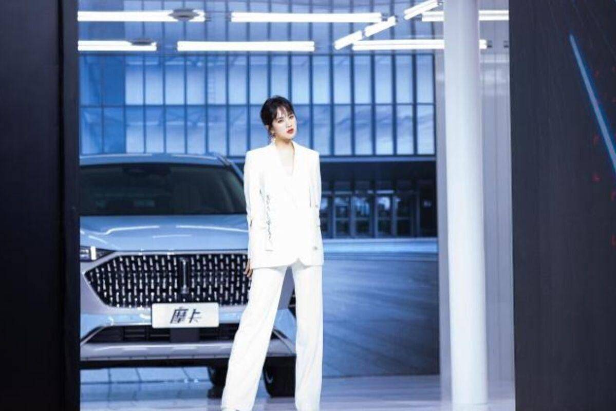 富家 姚安娜改变风格，穿一身男士西装配利落短发，富家千金变职场精英