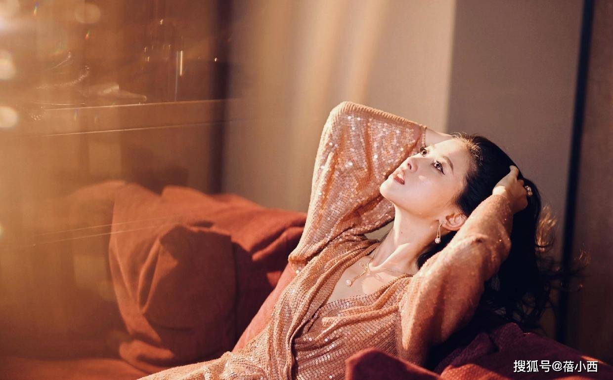 面孔 朱珠不愧是“全球最美面孔”，穿香槟色亮片裙拍大片，气质太惊艳